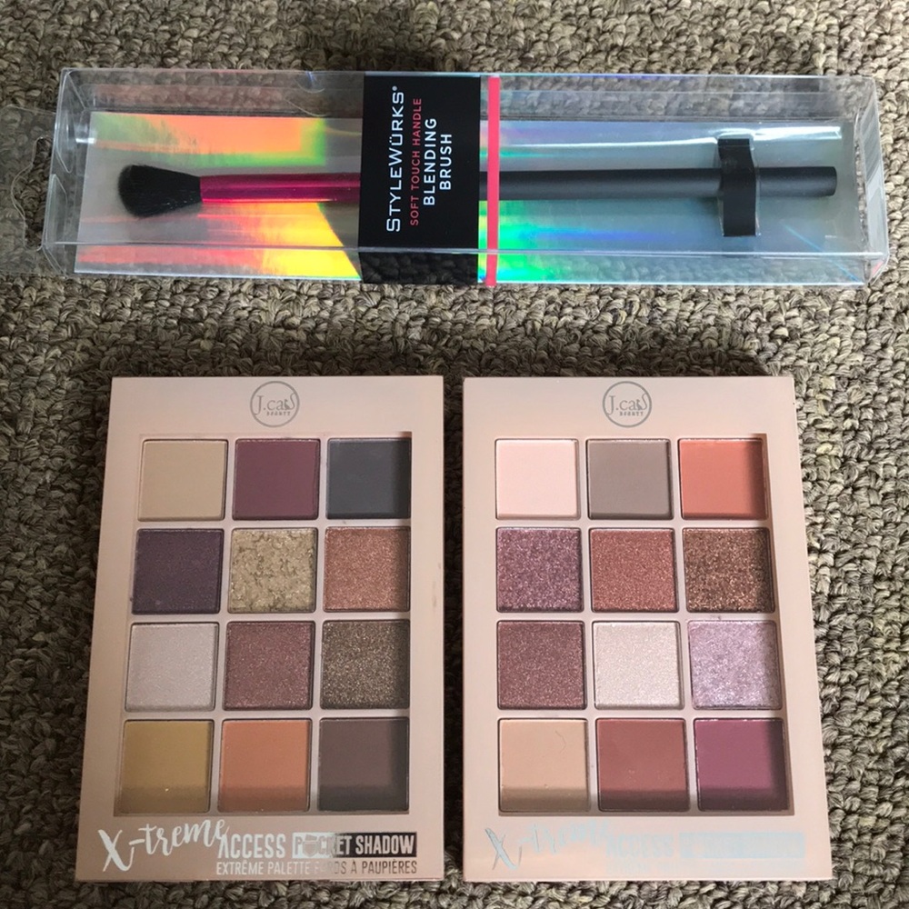 J cat beauty eyeshadows and blending brush